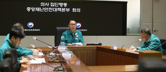 의사 집단행동 중대본회의 주재하는 박민수 차관