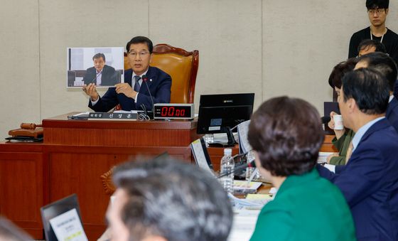 [국감]신정훈 위원장, 황인수 조사1국장 사진들고 '마스크 벗어야'