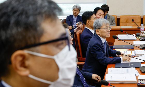 [국감]김광동 진화위원장 '마스크 착용, 언론 있는데서만...'