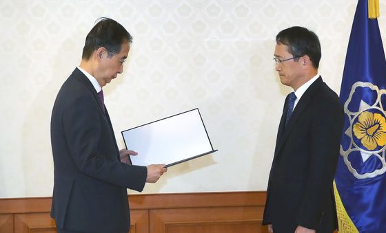 한덕수 총리, 박광국 정부업무평가위원회 민간위원장 위촉장 수여