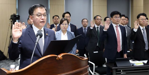 [국감]증인선서 하는 최상목 기재부 장관