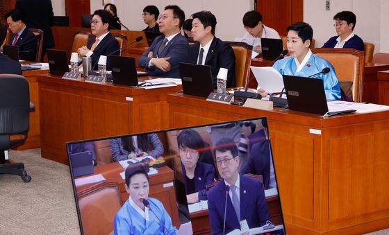 [국감]한복입고 질의나선 김재원 의원