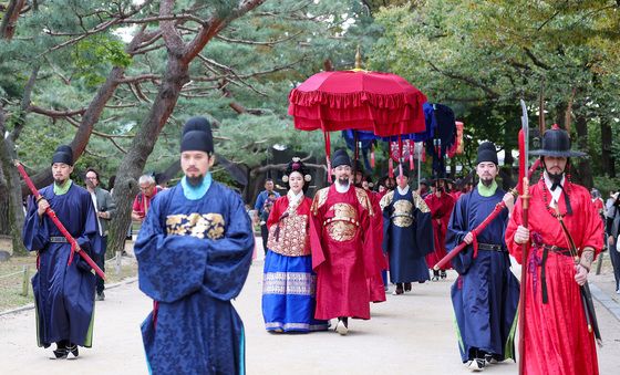 가을 경취 즐기는 왕가의 산책