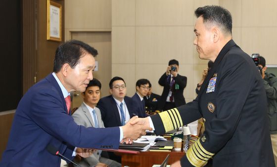 [국감]김명수 합참의장, 증인선서문 전달