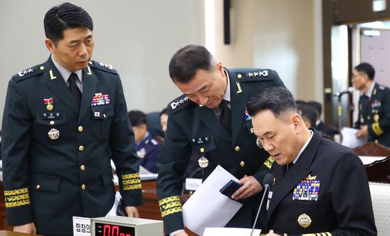 [국감]자료 살피는 김명수 합참의장