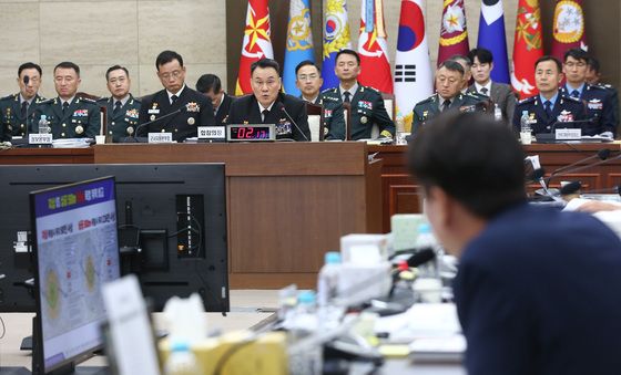 [국감]질의 답하는 김명수 합참의장