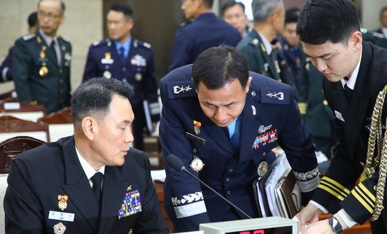 [국감]참모들과 대화 나누는 김명수 합참의장