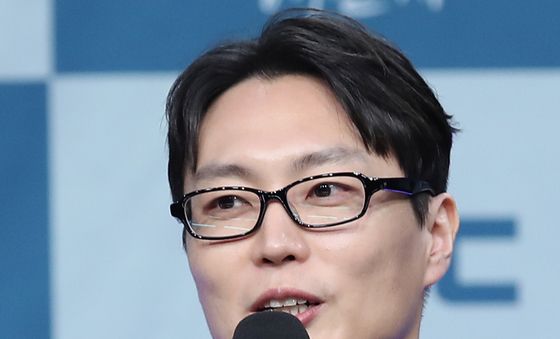 인사말 하는 '이친자' 노재원