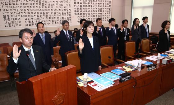 [국감]선서하는 김정원 헌재 사무처장