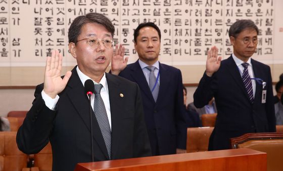 [국감]선서하는 김정원 헌재 사무처장