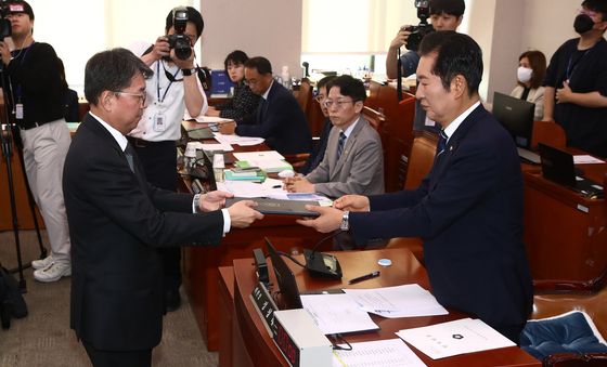 [국감]선서문 전달하는 김정원 헌재 사무처장