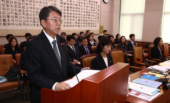 [국감]업무보고하는 김정원 헌재 사무처장