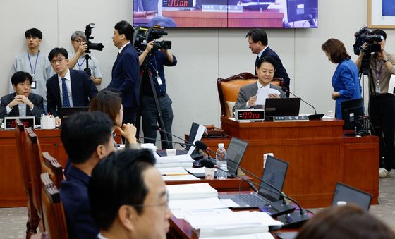 [국감]교육위 퇴장하는 여당 의원들