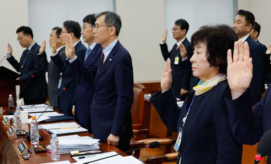 [국감]선서하는 박지향 동북아역사재단 이사장