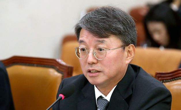 [국감]답변하는 김정원 헌재 사무처장