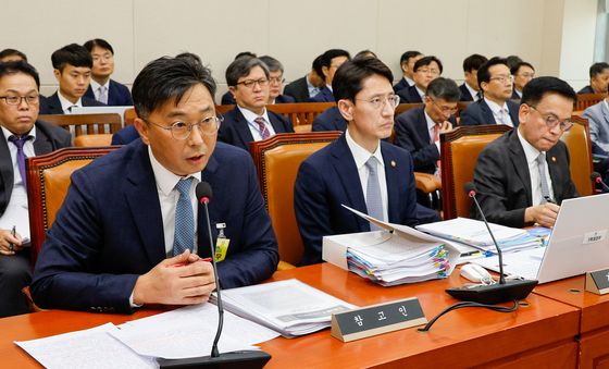 [국감]질의에 답하는 유호림 교수