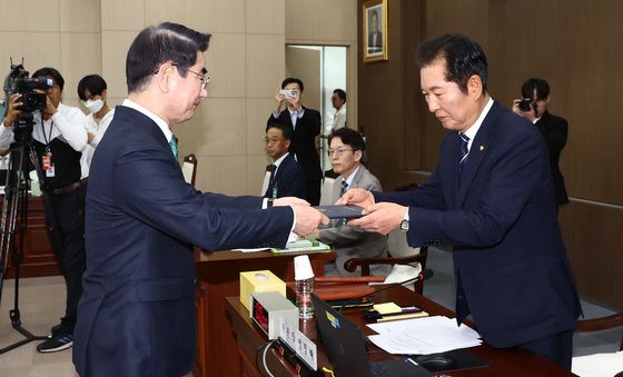 [국감]선서문 제출하는 김용현 국방장관