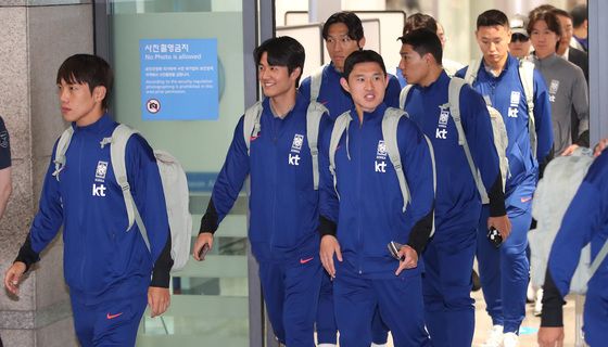 귀국하는 축구대표팀 '밝은 미소'