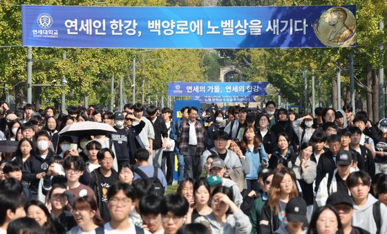 연세인 한강 '백양로에 노벨상을 새기다'