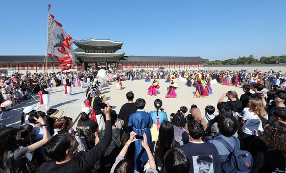 경복궁에서 펼쳐진 궁중문화축전 길놀이 공연