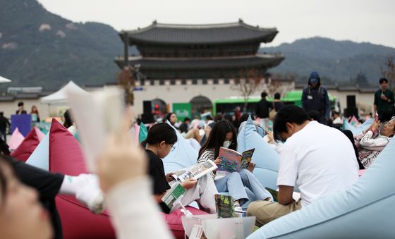 한강 노벨상 쾌거, 독서 열풍으로…