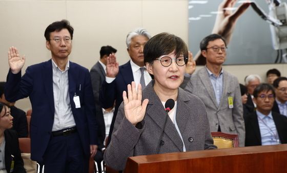 [국감]증인 선서하는 권태선 방문진 이사장