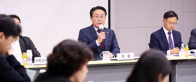 출입기자단에 해양수산 현안 설명하는 강도형 해수부 장관