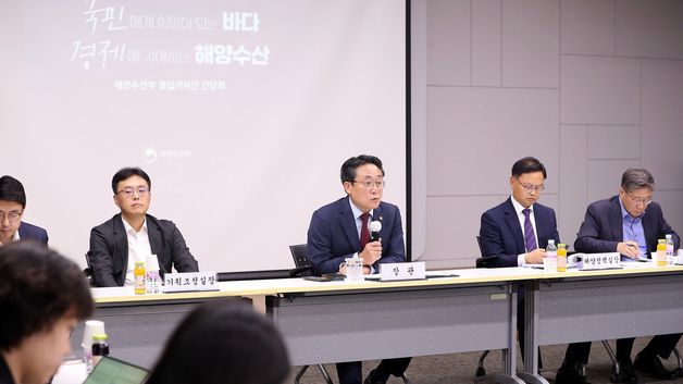 출입기자단과 해양수산 의견 나누는 강도형 해수부 장관