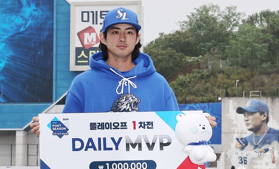 '1차전 데일리 MVP' 구자욱, 뒤늦은 기념 촬영