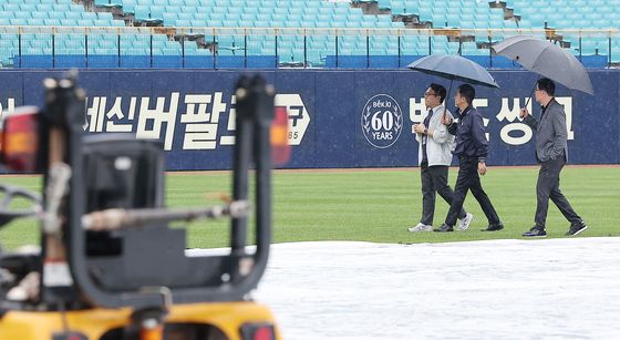 '라팍' 상태 살펴보는 김시진 감독관과 박근찬 사무총장