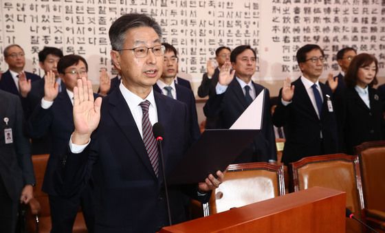 [국감]선서하는 최재해 감사원장