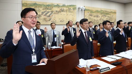 [국감]증인 선서하는 유홍림 서울대 총장