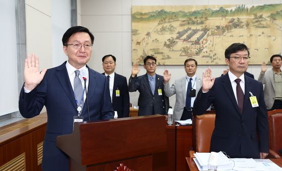 [국감]증인 선서하는 서울대총장과 서울대병원장