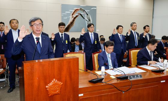 [국감]증인선서하는 정기환 한국마사회장