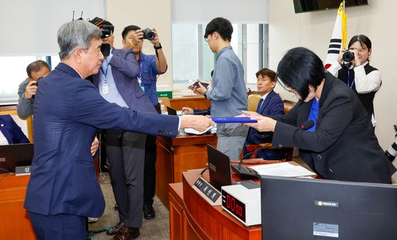 [국감]선서문 전달하는 정기환 한국마사회장