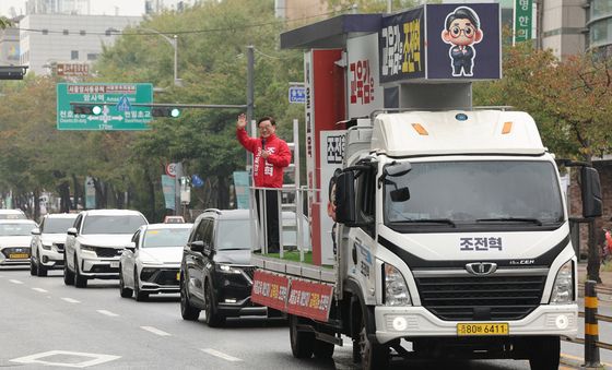 선거운동 마지막 날, 차량 이동하며 인사하는 조전혁 후보