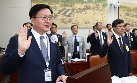 [국감]증인 선서하는 유홍림 서울대총장·김영태 서울대병원장