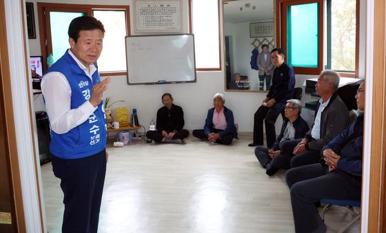 경로당 인사하는 한연희 강화군수 후보