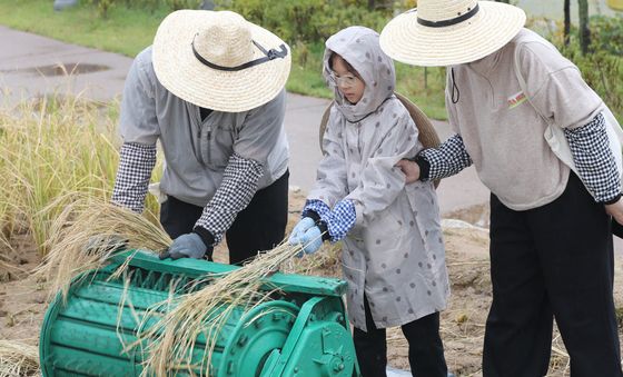 탈곡기 체험하는 아이들