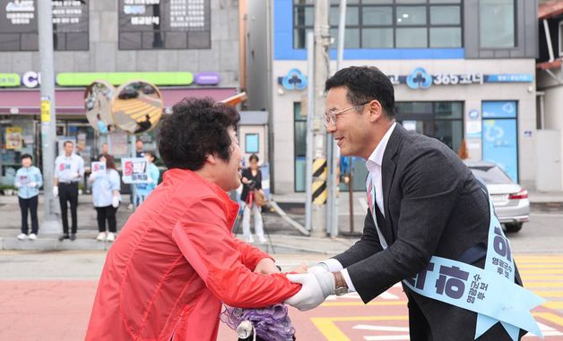 영광군민과 인사하는 이석하 후보