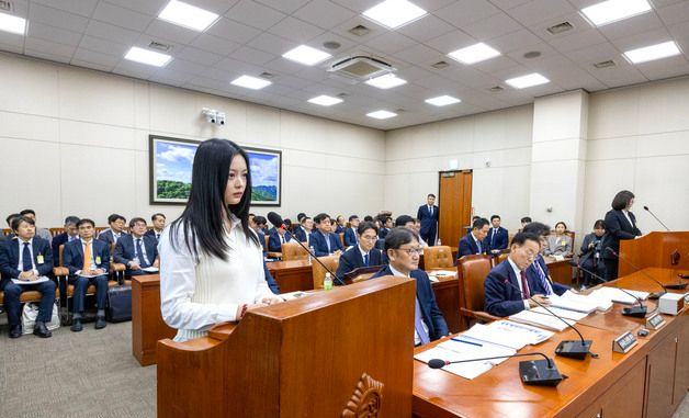 [국감]김주영 발언 듣는 하니