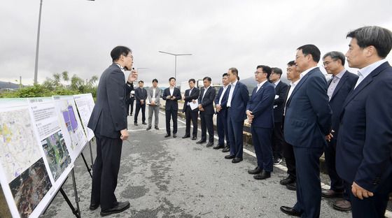 국가산단 부지 설명 및 조성 상황 브리핑 듣는 김범석 차관