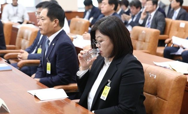 [국감]물 마시는 김주영 어도어 대표