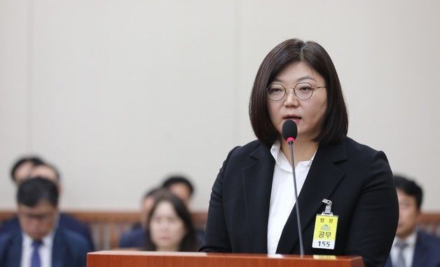 [국감]의원 질의 답변하는 김주영 어도어 신임 대표