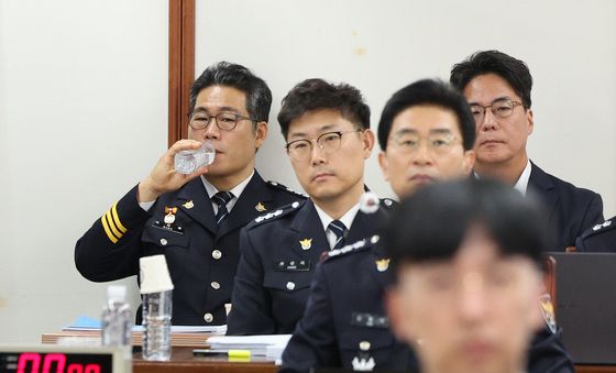 [국감]목 축이는 백해룡 경정