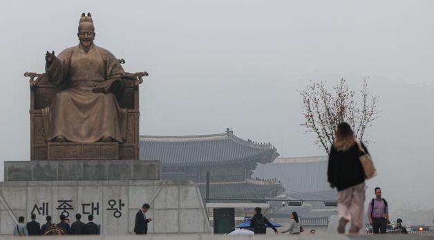 안개 낀 출근길 도심