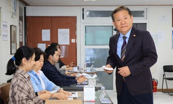 이상민 장관 '재·보궐선거 투표를 위해'