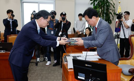 [국감]선서문 전달하는 강민수 국세청장