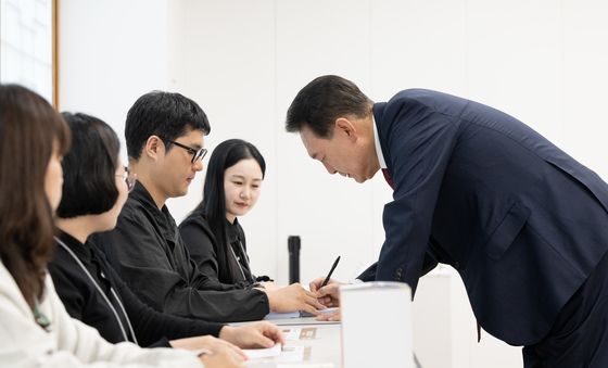 尹, 용산공예관서 투표... 서울교육감 선거 한표 행사