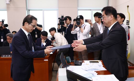 [국감]증인 선서문 제출하는 손태락 한국부동산원장